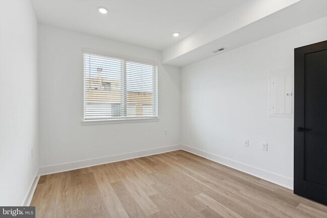 Building Photo - 1419 W Grange Ave