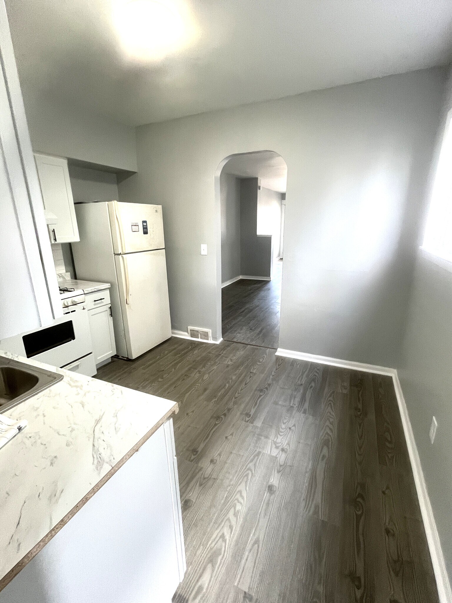 Building Photo - 704 W 18th St