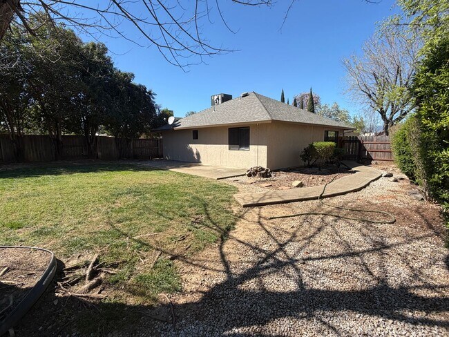 Building Photo - 3 bedroom Townhouse in East Redding