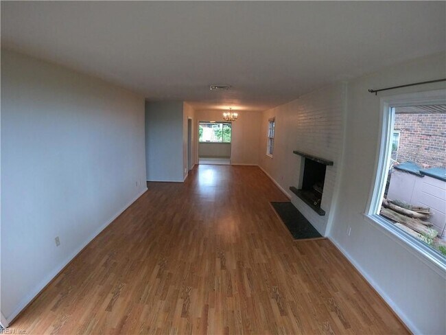 Building Photo - 1725 W 49th St