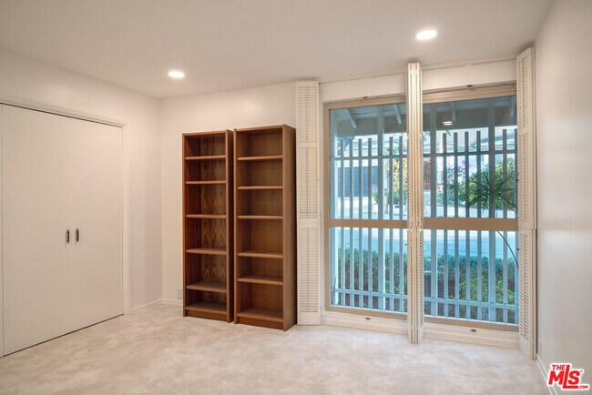 Building Photo - 2701 Lake Hollywood Dr