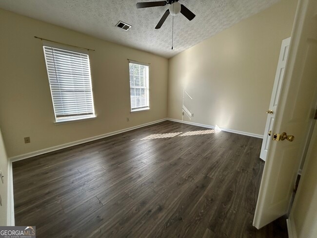Building Photo - 4800 Streamside Dr