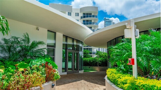 Building Photo - 700 NE 24th St