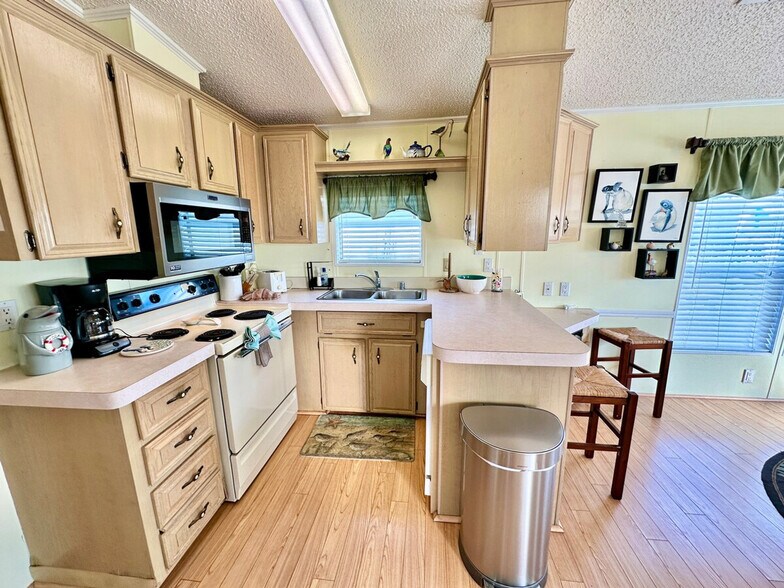 Building Photo - 527 Nettles Blvd