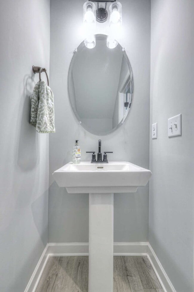 Building Photo - Like-New Modern Townhome Near Dining, Shopping, Trails & Old Hickory Lake
