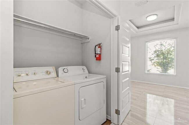 Building Photo - 512 Downing Ave