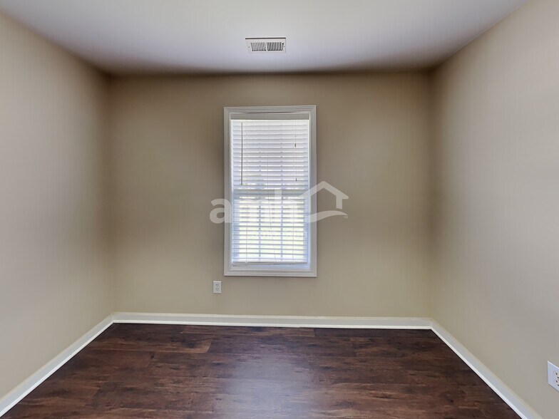 Building Photo - 813 S Hollybrook Rd