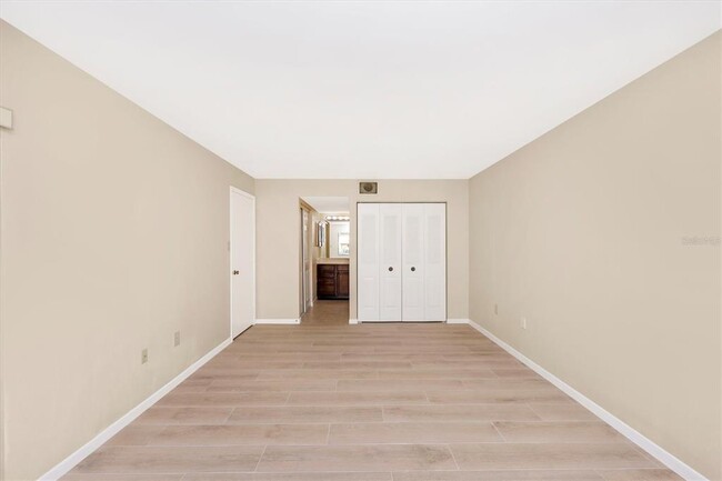 Building Photo - 5172 Lake Village Dr