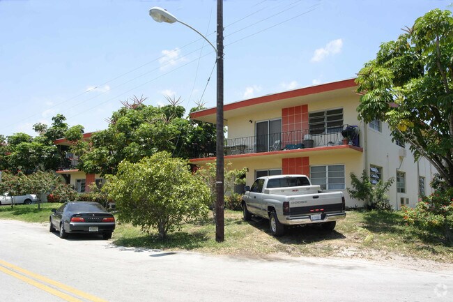 Building Photo - 1989-1999 N Glades Dr