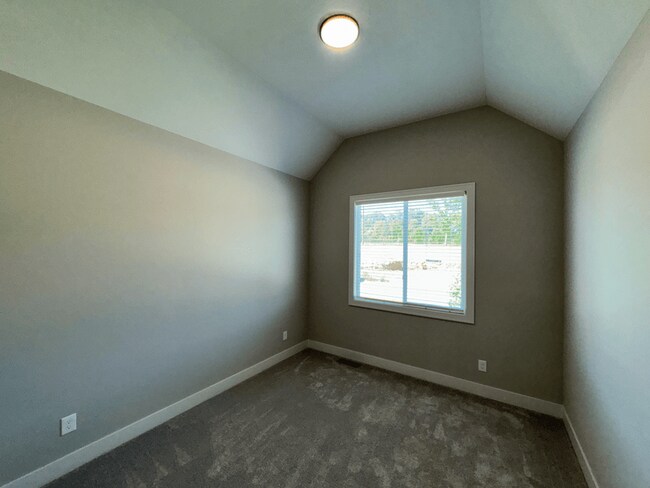 Building Photo - 1437 SW Winthrop Dr