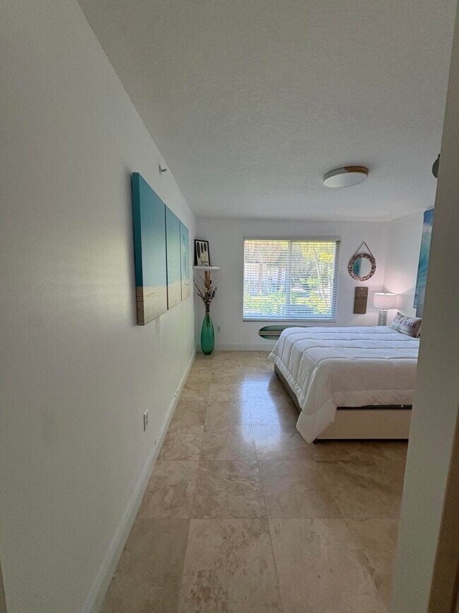 Building Photo - 1205 Villa Cir