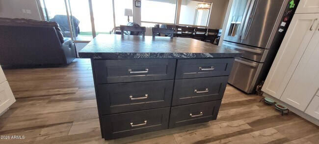 Building Photo - 900 W Hermosa Dr