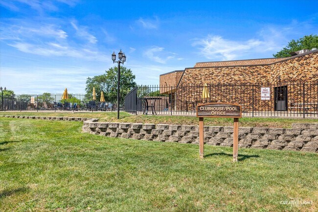 Building Photo - 2220 Country Club Dr