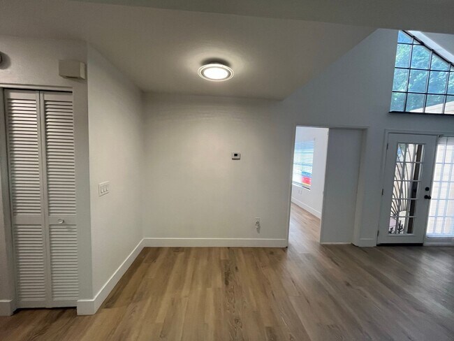 Building Photo - 3 Bedroom Townhome in the Dartmouth Trace Community Near N Dobson Rd and W University Dr!