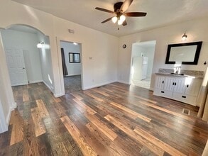 Building Photo - Spacious Fully Remodeled Ground Floor Duplex!