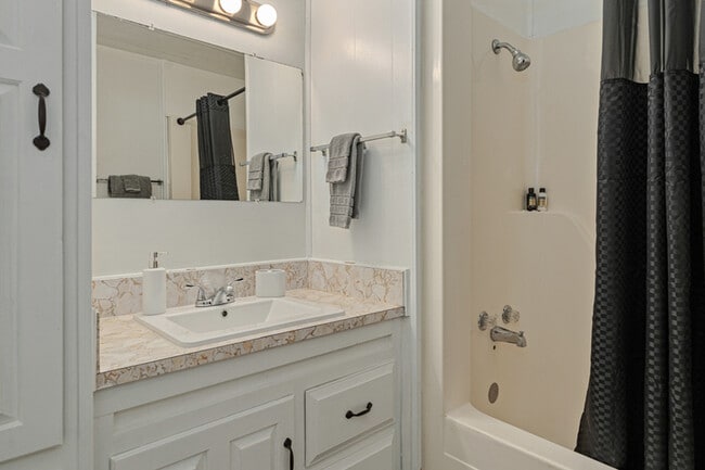 Building Photo - 112 Queenswood Dr