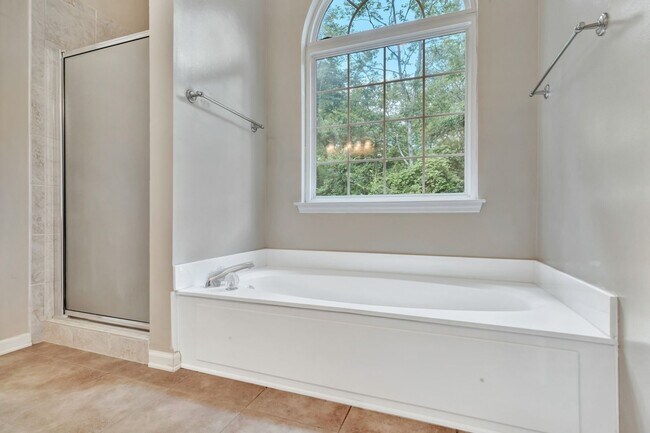 Building Photo - NEW PRICE and $500 off second full month's rent with a signed lease beginning in August!