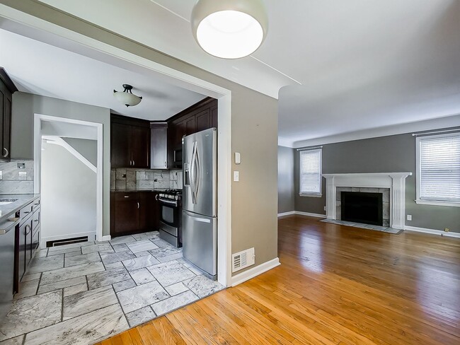 Building Photo - Charming Colonial in the Heart of Grosse P...
