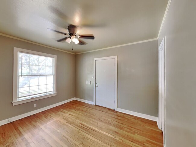 Building Photo - SUPER CUTE UNIT!