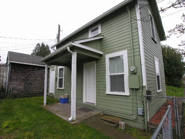 Building Photo - 2 bed 1 bath House Available Now!