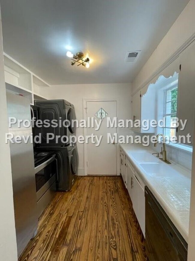Building Photo - Beautiful 2 Bed 1 Bath near U of M!