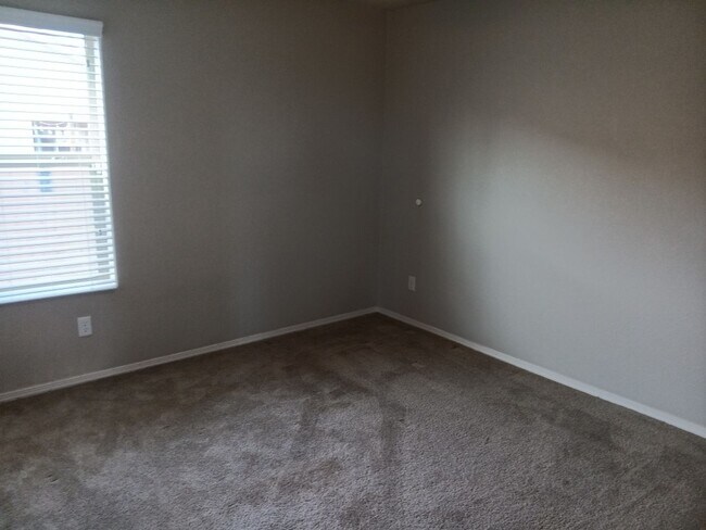 Building Photo - Spacious 3 bedroom, 2.5 bathroom home! Showings available NOW! ***MOVE IN SPECIAL***