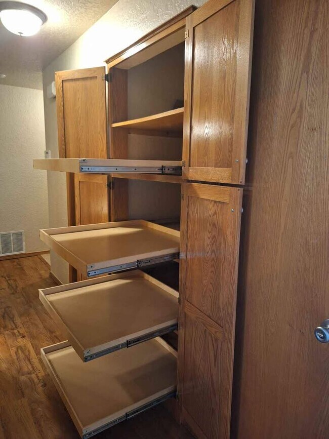 Building Photo - 1701 Pinnacle Ln