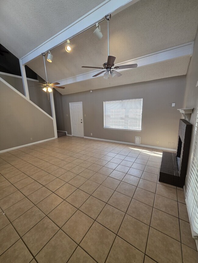 Building Photo - 2 story townhome, 3 bed 2 bath