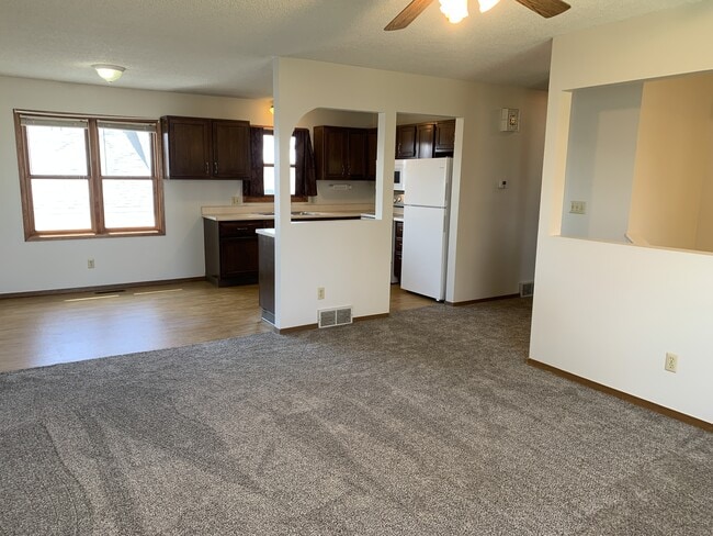 Building Photo - 800 Vassar Cir