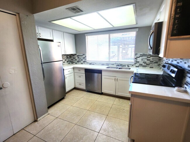 Building Photo - 2 bed 2 bath condo