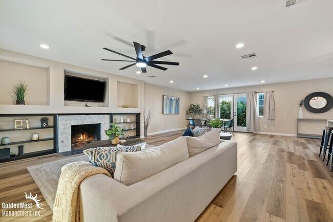Primary Photo - Charming 3Bdm 3Ba Unfurnished Home with Pa...