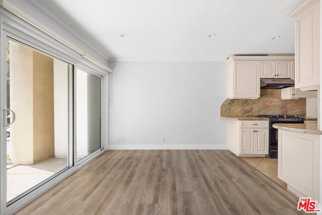 Building Photo - 423 Rexford Dr
