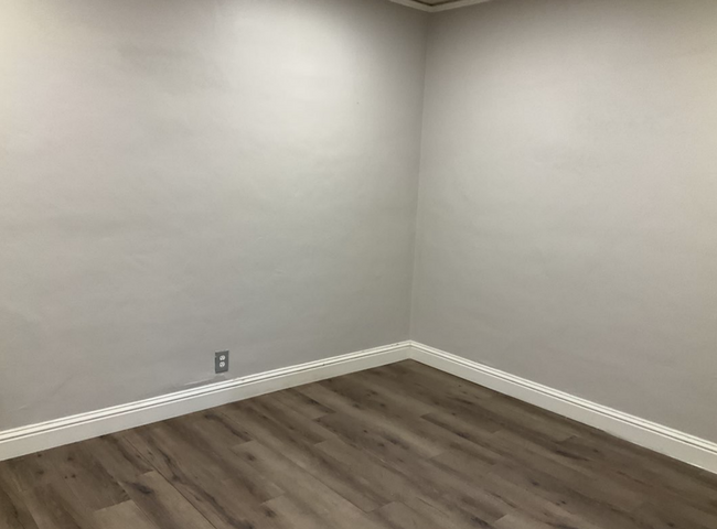 Building Photo - 2 bedroom 1 bath Duplex unit w/remodeled k...