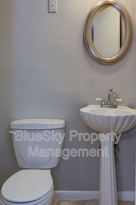 Building Photo - 688 Lockesley Terrace