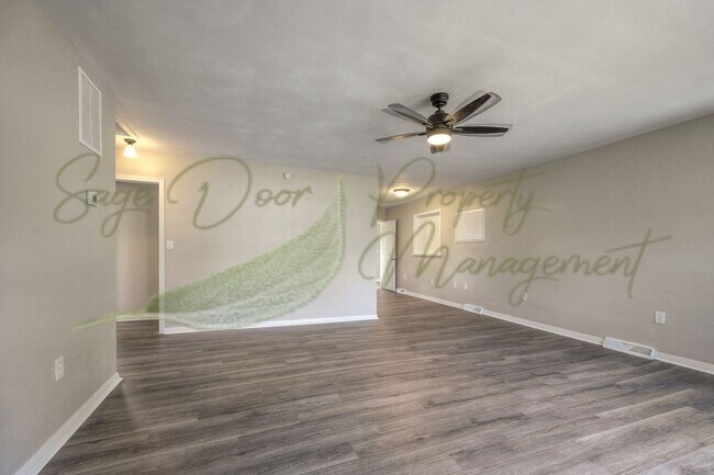 Building Photo - SMALL TOWN LIVING!!!