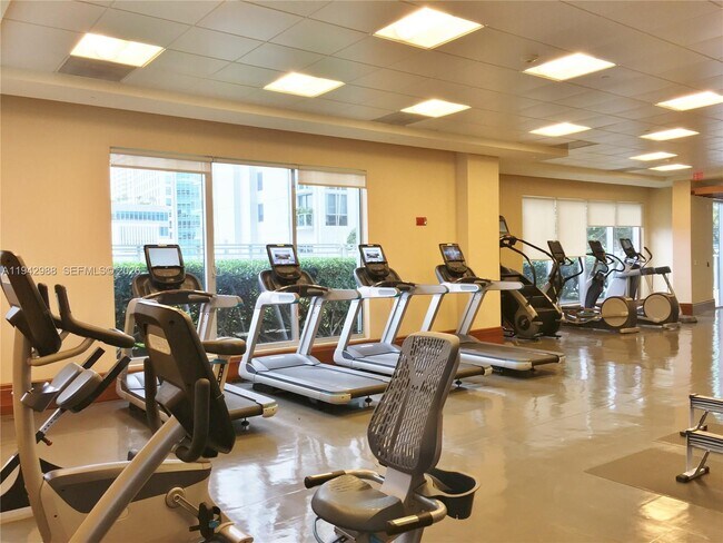 Building Photo - 1060 Brickell Ave