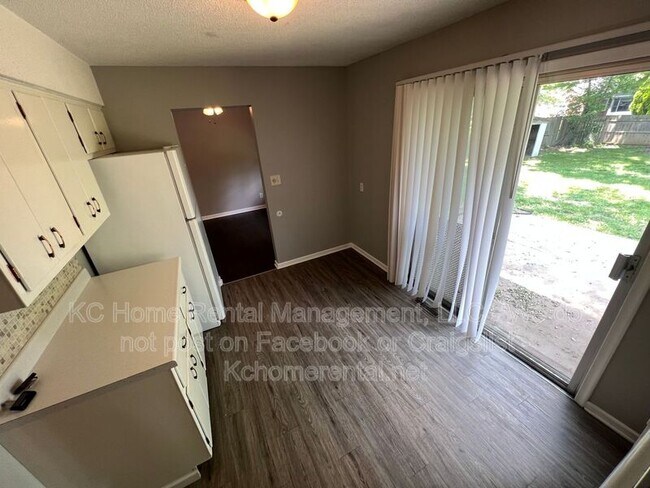 Building Photo - 6708 W 71st Terrace