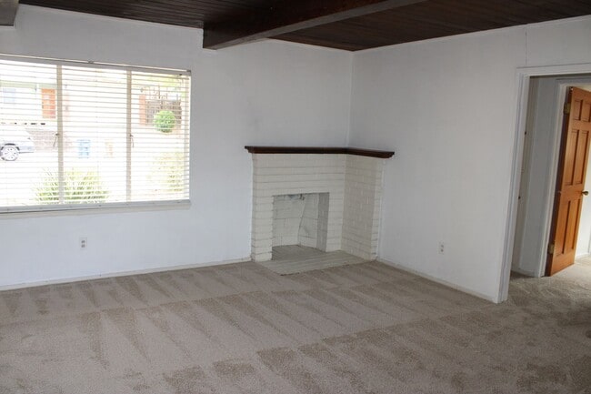 Building Photo - 3 bed 1 bath home
