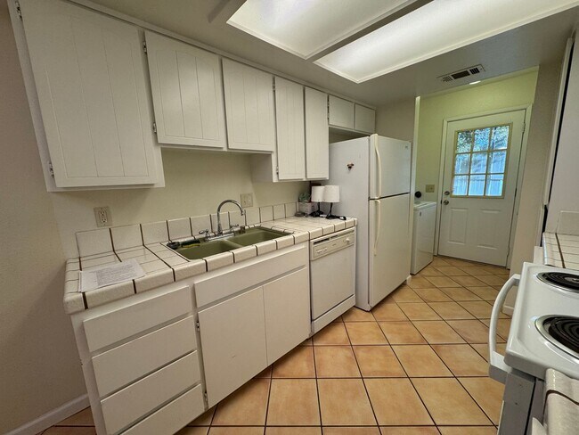Building Photo - For Rent – Charming Woodland Condo with Co...