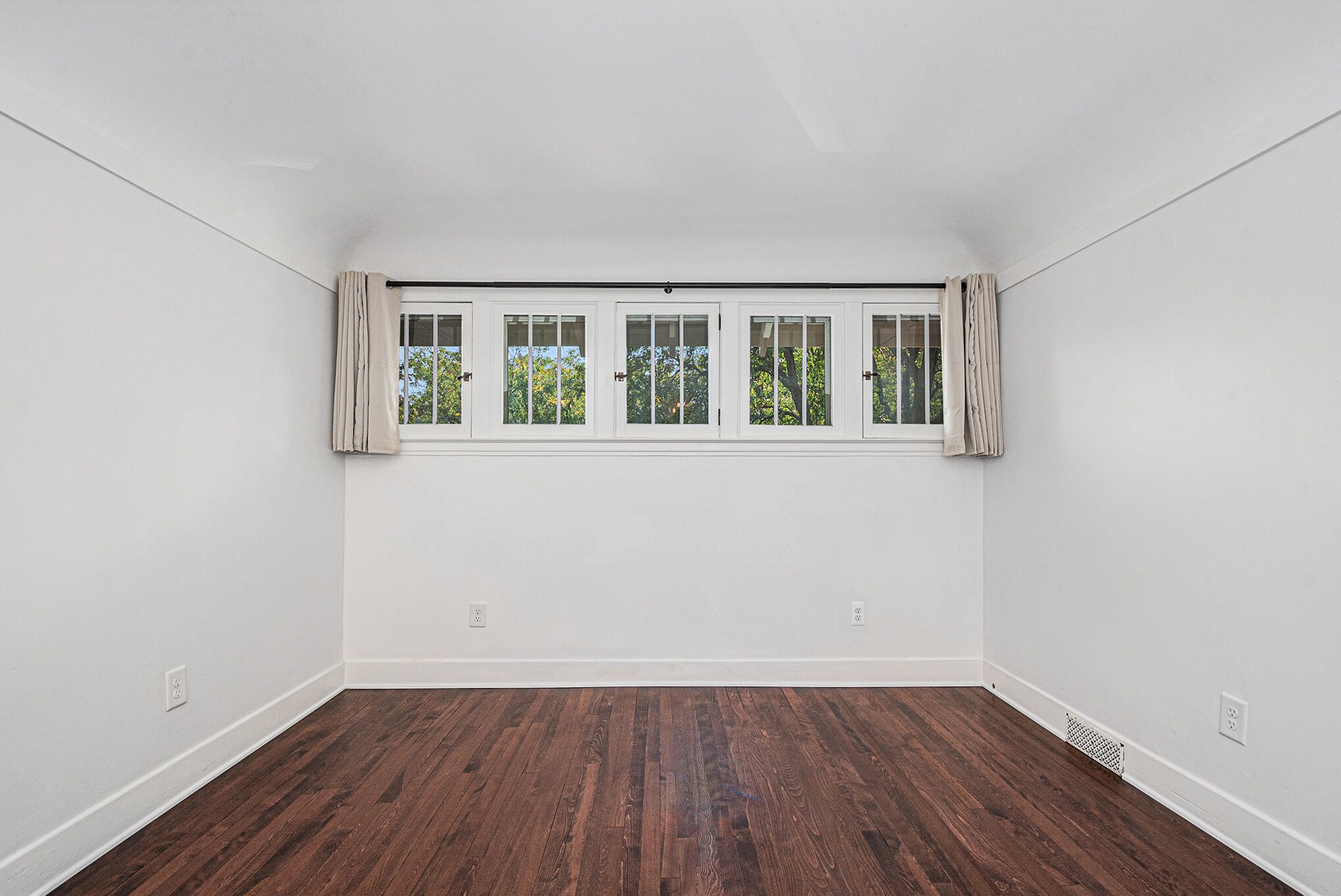 Building Photo - 127 Trowbridge St NE