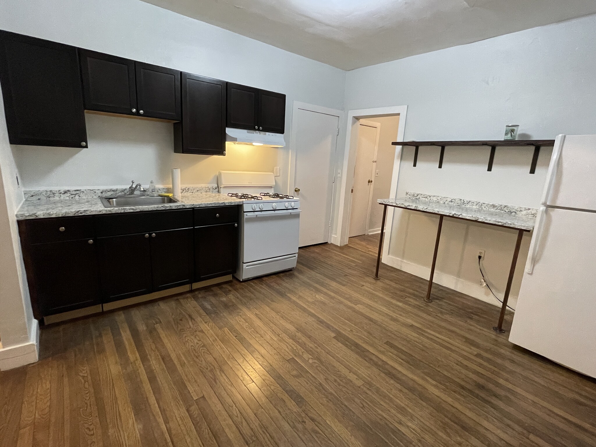 Building Photo - 563 Buttonwood St