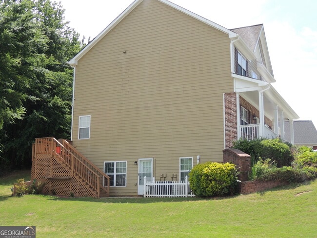 Building Photo - 450 MacLand Dr