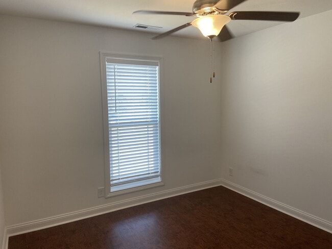 Building Photo - 4 bed, 3 bath, under $1900  Wow.