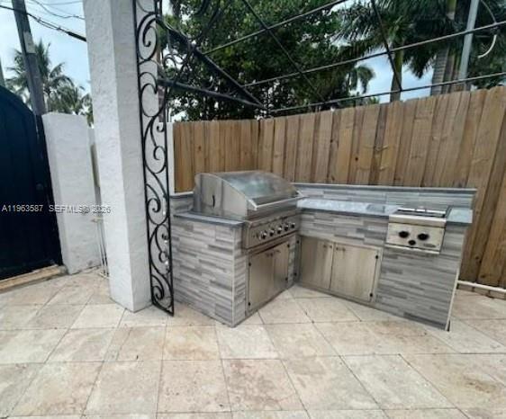 Building Photo - 827 N Southlake Dr