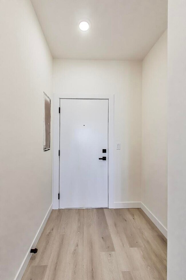 Building Photo - 1950 W Lawrence Ave