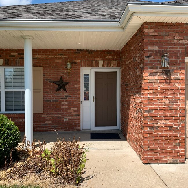 Building Photo - Beautiful House in nice family neighborhood!