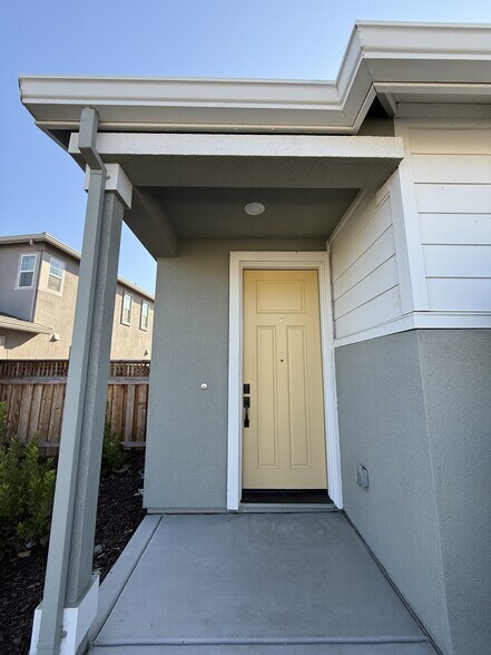 Building Photo - 2750 Tacoma Dr