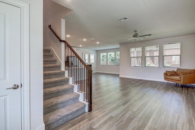 Building Photo - 15610 Ellinger Dr