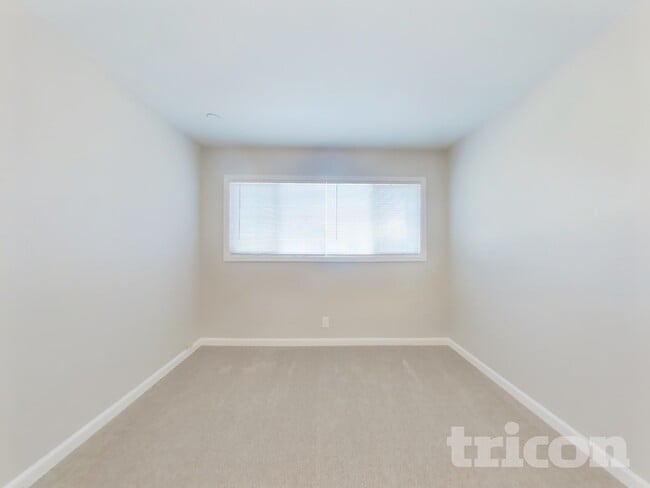 Building Photo - 378 Acacia St