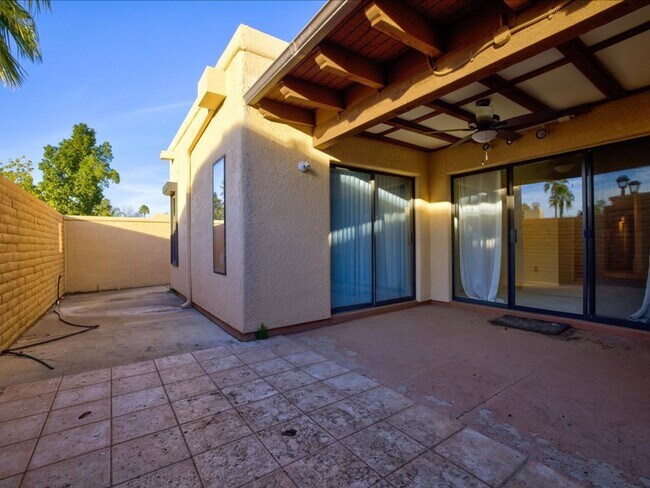 Building Photo - 3 Bedroom 2 Bathroom with Community Pool!!